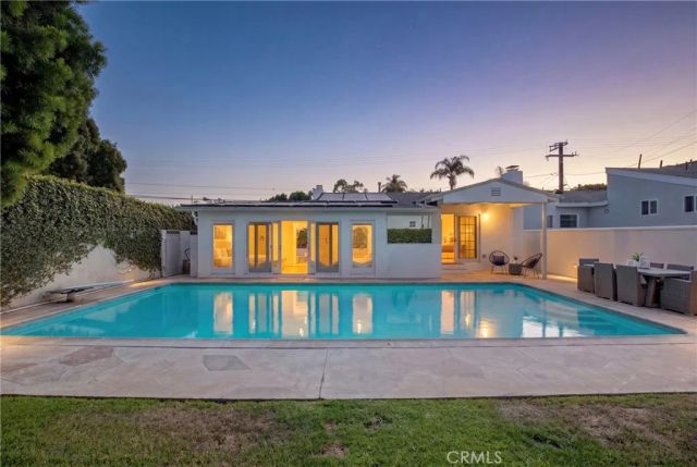 424 S Meadows Ave, Manhattan Beach, CA 90266