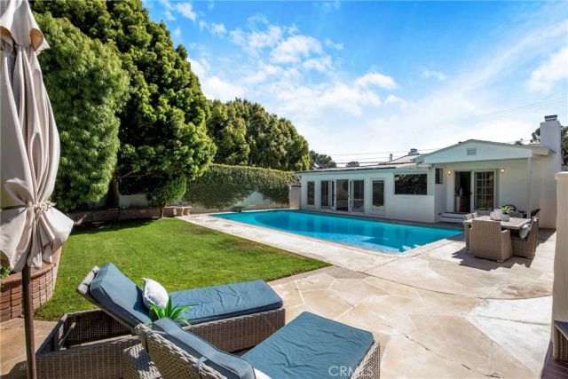 424 S Meadows Ave, Manhattan Beach, CA 90266