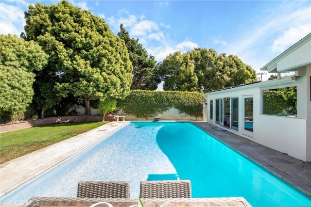 424 S Meadows Ave, Manhattan Beach, CA 90266
