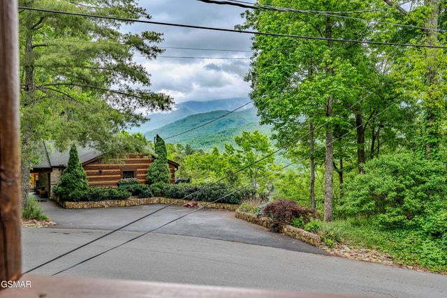 503 Deer Path Lane, Gatlinburg, TN 37738