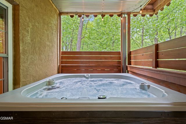 503 Deer Path Lane, Gatlinburg, TN 37738