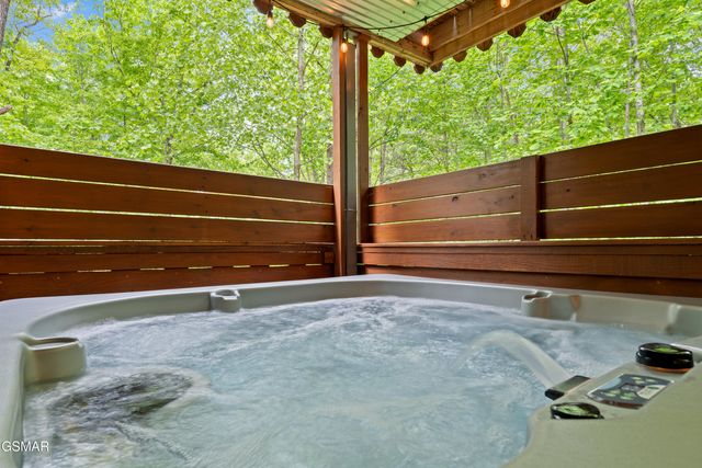 503 Deer Path Lane, Gatlinburg, TN 37738