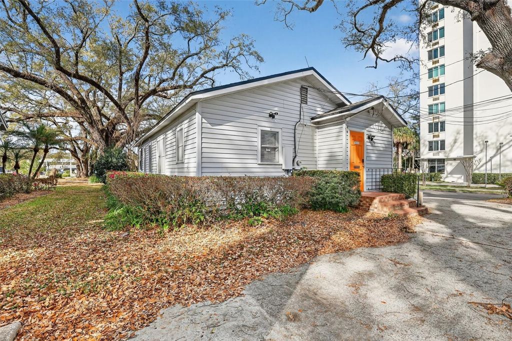 Image 11 of property listing at 1922 HILLCREST STREET, Orlando, FL 32803