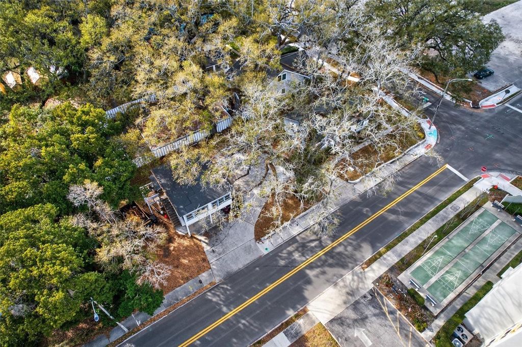 Image 33 of property listing at 1922 HILLCREST STREET, Orlando, FL 32803