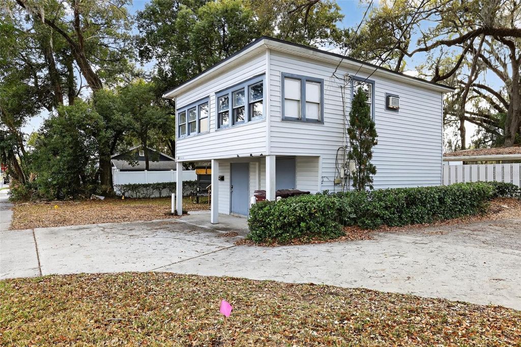 Image 9 of property listing at 1922 HILLCREST STREET, Orlando, FL 32803