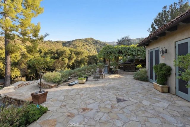 2040 Mckain Street, Calabasas, CA 91302