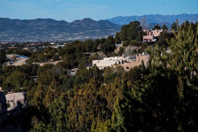 18 Bella Loma, Santa Fe, NM 87506