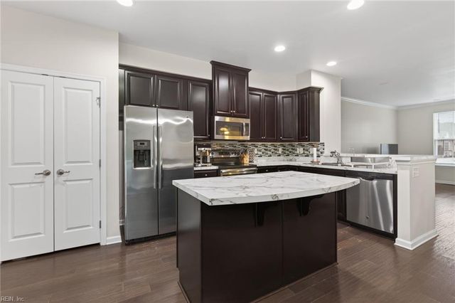4317 Salt Marsh LN, Chesapeake, VA 23324