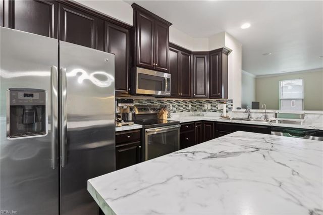4317 Salt Marsh LN, Chesapeake, VA 23324