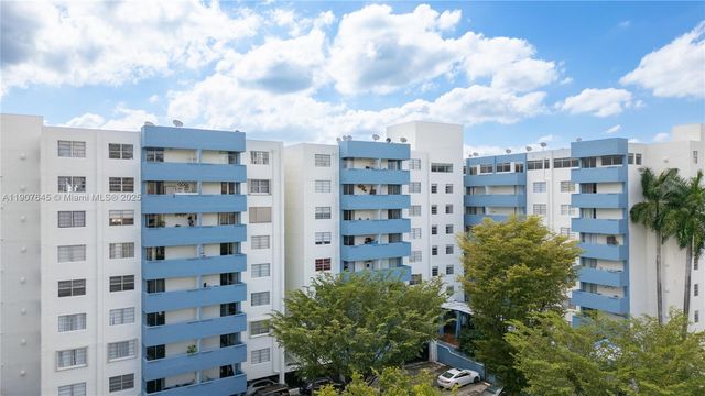 5050 NW 7th St 309, Miami, FL 33126