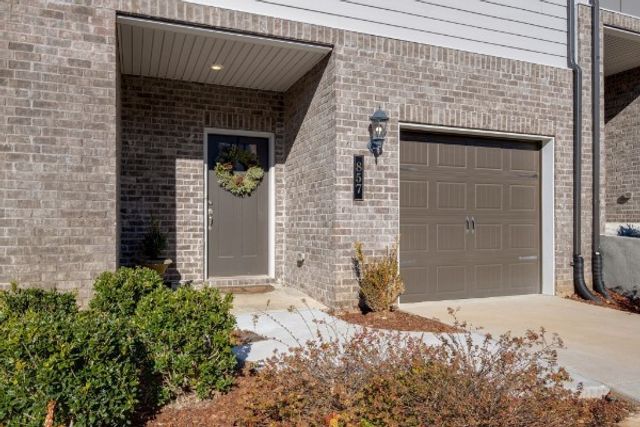 857 Longleaf Ln, Columbia, TN 38401