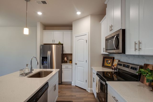 857 Longleaf Ln, Columbia, TN 38401