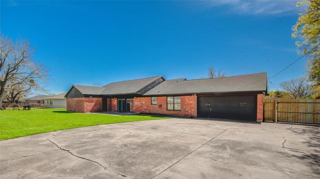 1618 W 10th Street, Freeport, TX 77541