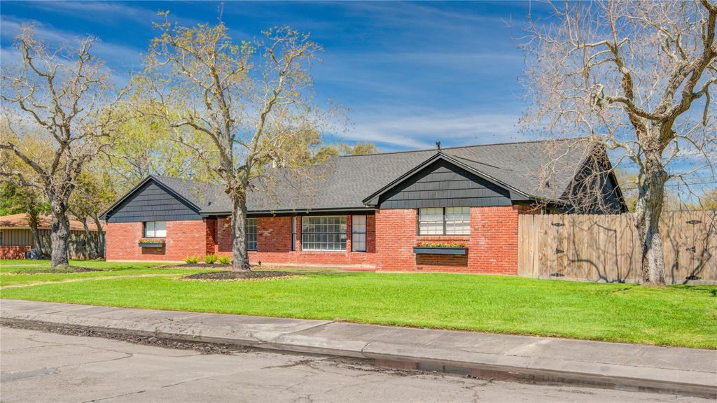 1618 W 10th Street, Freeport, TX 77541