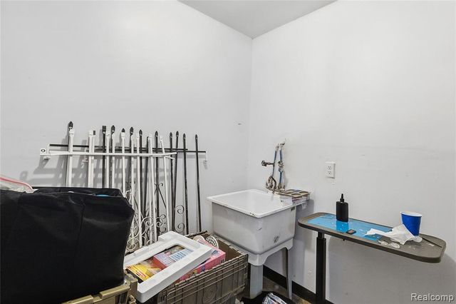 6075 Ashton Avenue, Detroit, MI 48228