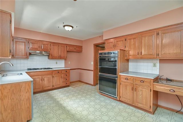 9174 W 102nd Terrace, Overland Park, KS 66212
