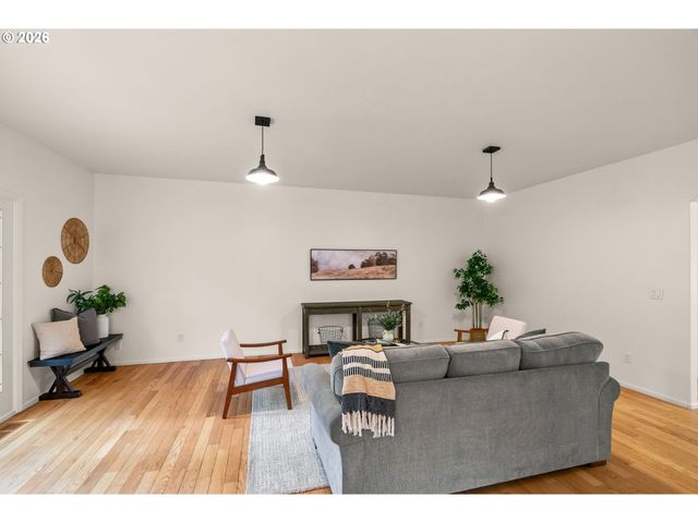 39141 Easton Ln, Springfield, OR 97477