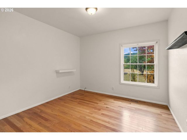 39141 Easton Ln, Springfield, OR 97477