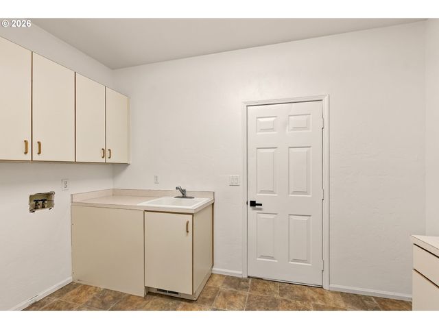 39141 Easton Ln, Springfield, OR 97477