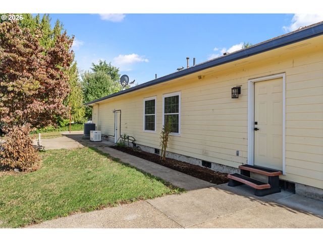 39141 Easton Ln, Springfield, OR 97477