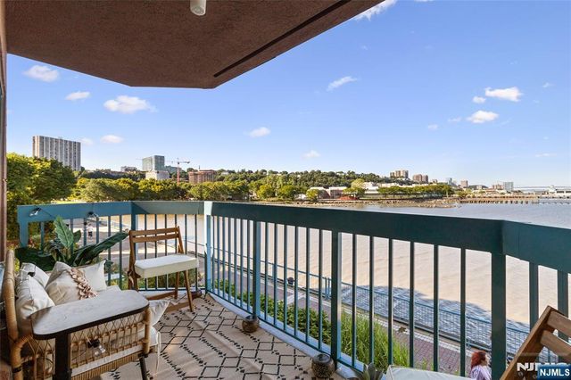207 Jefferson Court, Edgewater, NJ 07020