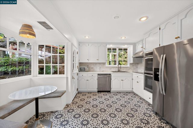 112 Camino Sobrante, Orinda, CA 94563