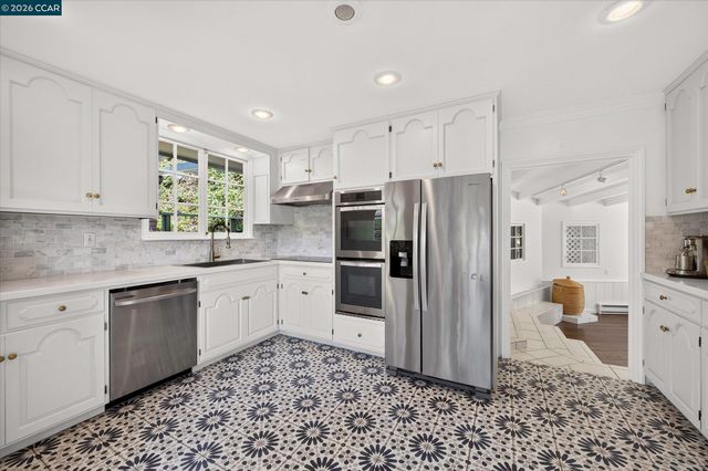 112 Camino Sobrante, Orinda, CA 94563