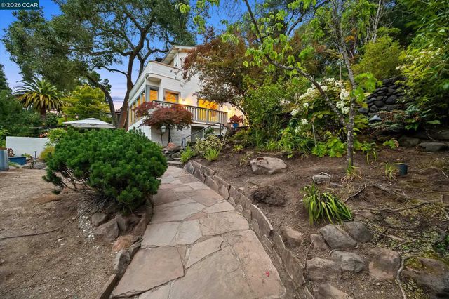 112 Camino Sobrante, Orinda, CA 94563