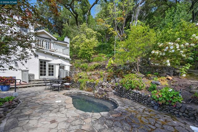 112 Camino Sobrante, Orinda, CA 94563