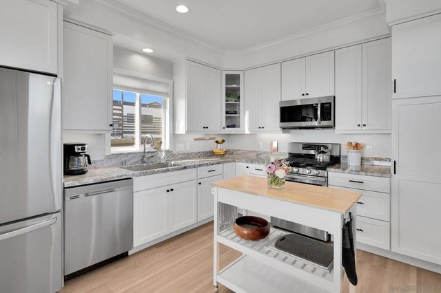 2704 06 Deerpark Dr, San Diego, CA 92110