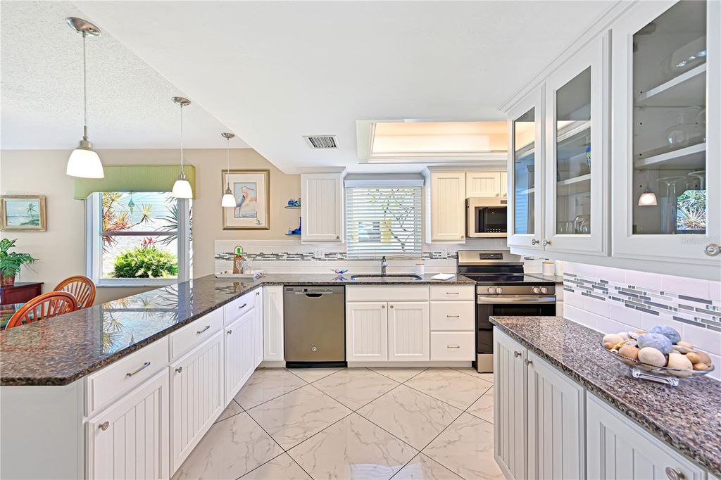 Image 10 of property listing at 9505 COLONIAL DRIVE, Bradenton, FL 34210