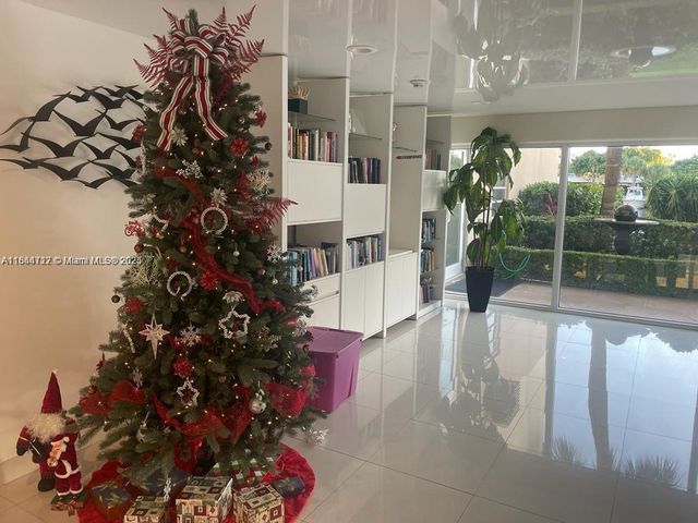 220 Kings Point Dr 105, Sunny Isles Beach, FL 33160