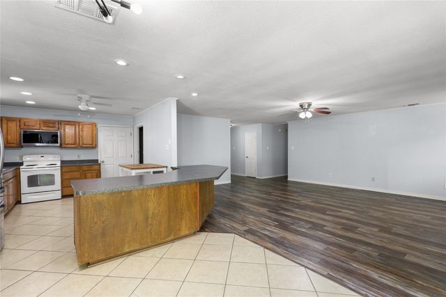 1109 Pine Ridge Drive, Azle, TX 76020