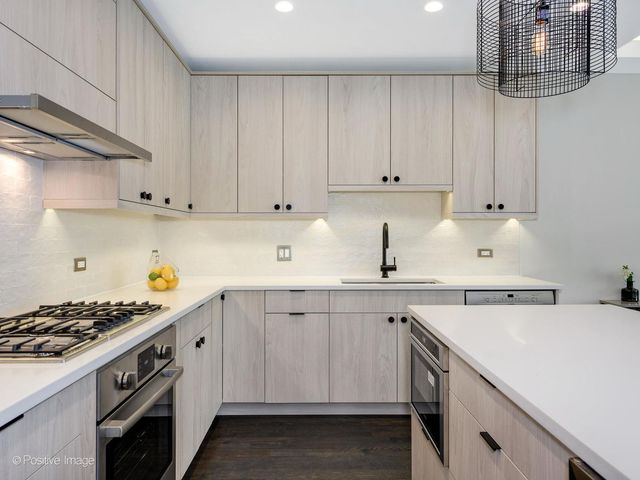 6911 N WESTERN Avenue 1N, Chicago, IL 60645