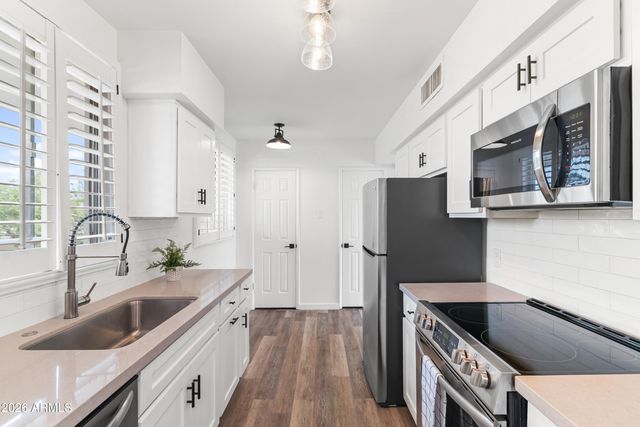 3242 E CAMELBACK Road 204, Phoenix, AZ 85018