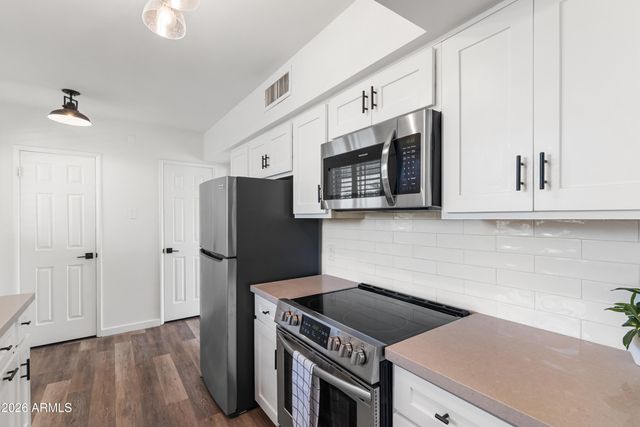 3242 E CAMELBACK Road 204, Phoenix, AZ 85018