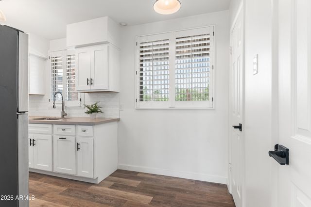 3242 E CAMELBACK Road 204, Phoenix, AZ 85018