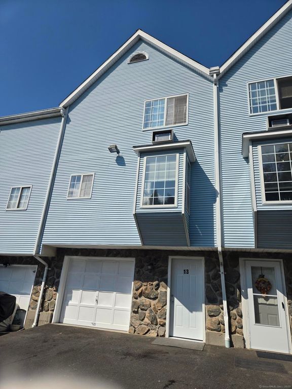 106 Wakelee Road APT 13, Waterbury, CT 06705
