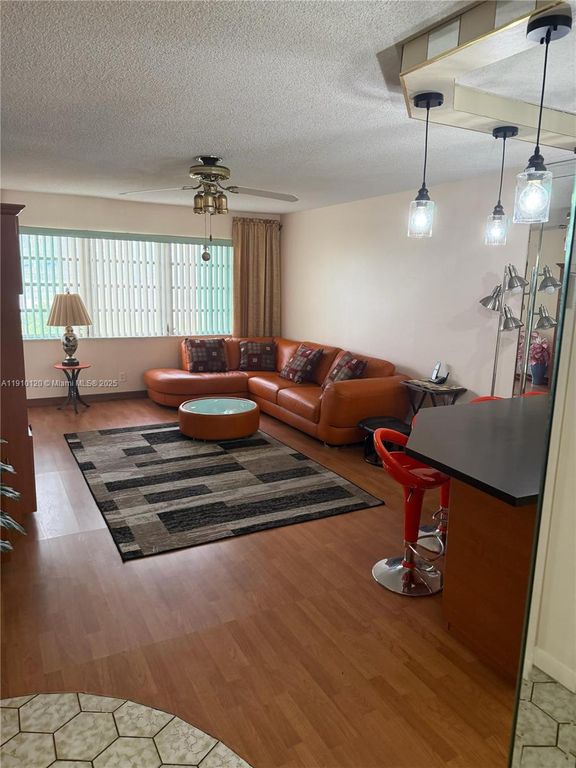 410 SE 2nd St 105, Hallandale Beach, FL 33009