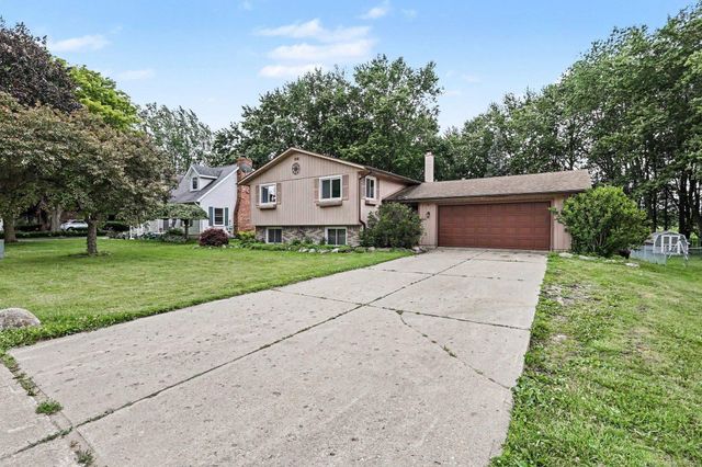 302 Westwinds Drive, Almont, MI 48003