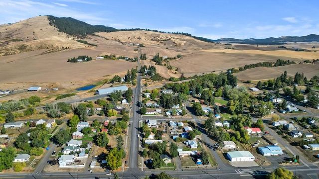 231 W Poplar St, Tekoa, WA 99033