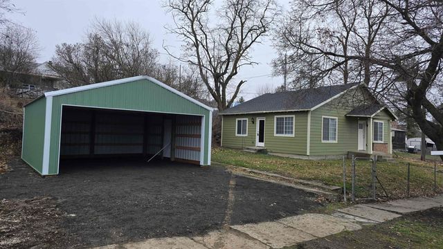 231 W Poplar St, Tekoa, WA 99033