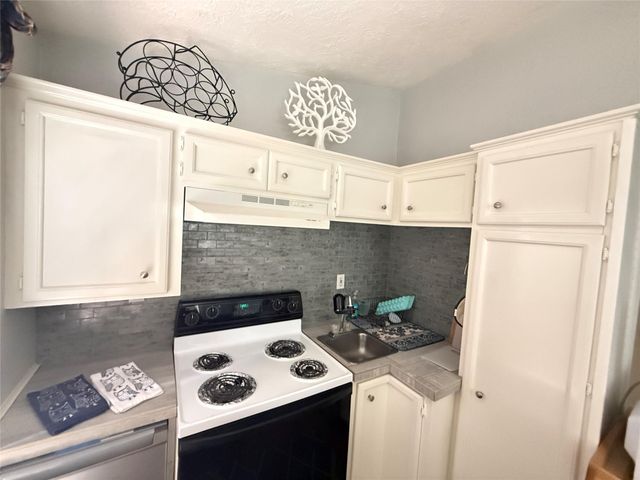 728 Hogan Drive, Conroe, TX 77302