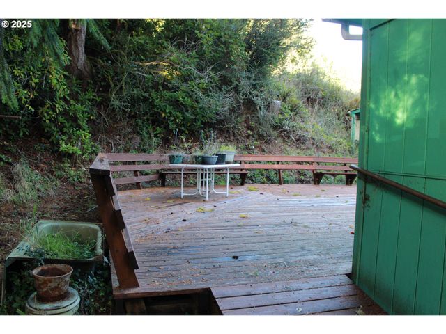 67821 N BAY Rd, North Bend, OR 97459