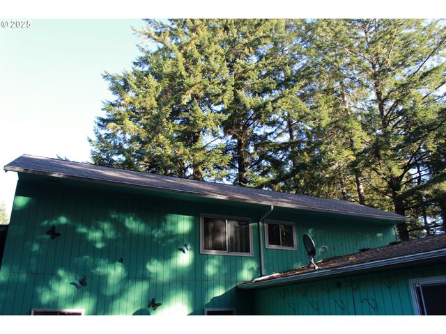67821 N BAY Rd, North Bend, OR 97459