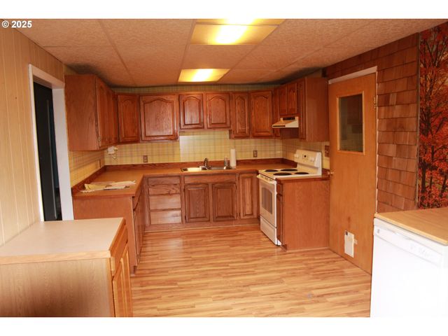 67821 N BAY Rd, North Bend, OR 97459