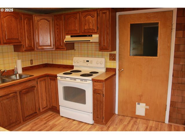 67821 N BAY Rd, North Bend, OR 97459