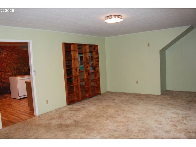 67821 N BAY Rd, North Bend, OR 97459