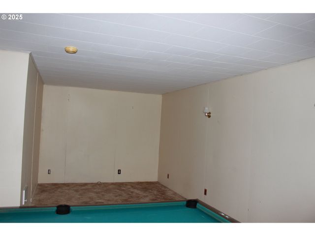 67821 N BAY Rd, North Bend, OR 97459