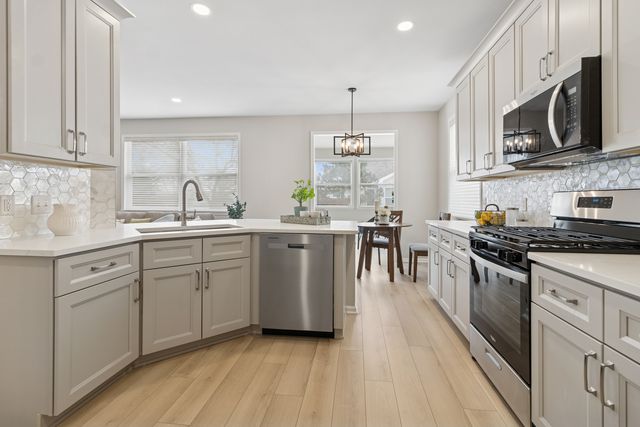 696 S Wellston Lane, Romeoville, IL 60446